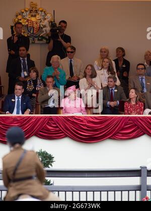 Nel pomeriggio la regina Elisabetta II indossava un cappotto e un cappello rosa pallido nel Royal Box al Royal Windsor Horse Show. Il migliore Trooper è stato presentato a sua Maestà la Regina nel Royal Box. Trooper Dickinson del Sud Africa è con la sede dei Blues and Royals a Londra Foto Stock