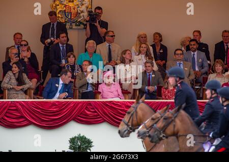 Nel pomeriggio la regina Elisabetta II indossava un cappotto e un cappello rosa pallido nel Royal Box al Royal Windsor Horse Show. Il migliore Trooper è stato presentato a sua Maestà la Regina nel Royal Box. Trooper Dickinson del Sud Africa è con la sede dei Blues and Royals a Londra Foto Stock