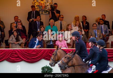 Nel pomeriggio la regina Elisabetta II indossava un cappotto e un cappello rosa pallido nel Royal Box al Royal Windsor Horse Show. Il migliore Trooper è stato presentato a sua Maestà la Regina nel Royal Box. Trooper Dickinson del Sud Africa è con la sede dei Blues and Royals a Londra Foto Stock