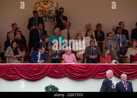 Nel pomeriggio la regina Elisabetta II indossava un cappotto e un cappello rosa pallido nel Royal Box al Royal Windsor Horse Show. Il migliore Trooper è stato presentato a sua Maestà la Regina nel Royal Box. Trooper Dickinson del Sud Africa è con la sede dei Blues and Royals a Londra Foto Stock
