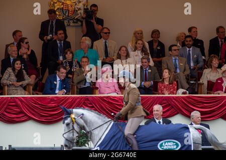 Nel pomeriggio la regina Elisabetta II indossava un cappotto e un cappello rosa pallido nel Royal Box al Royal Windsor Horse Show. Il migliore Trooper è stato presentato a sua Maestà la Regina nel Royal Box. Trooper Dickinson del Sud Africa è con la sede dei Blues and Royals a Londra Foto Stock