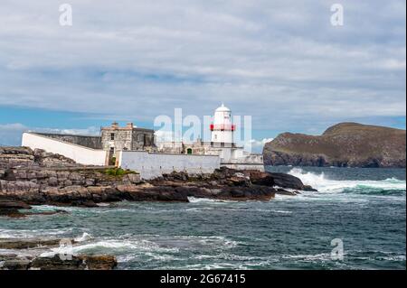 Faro di Cromwell Point, isola di Valentia, Co. Kerry, Irlanda. Il faro è stato costruito sul luogo di un forte Cromwelliano. Foto Stock