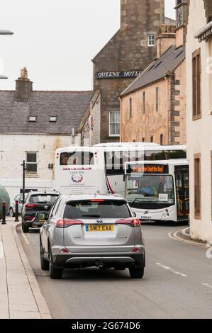 Traffico occupato nelle strette strade di Lerwick in parte causa da pullman turistici e il turismo delle navi da crociera. Foto Stock