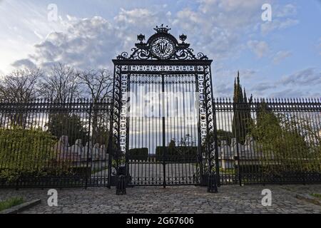 Parigi, Francia. 26 Marzo 2021. Griglia in ferro battuto all'ingresso del parco del Castello di Verduron il 26 marzo 2021 a Marly-le-Roi, Francia. Foto Stock