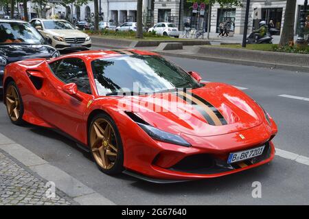 Vettura Ferrari di lusso a Kurfürstendamm a Berlino, Germania - 2 luglio 2021. Foto Stock