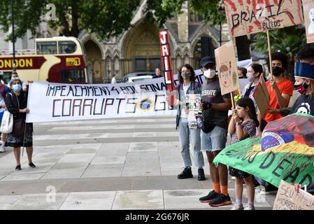 Parliament Square, Londra, Regno Unito. 3 luglio 2021. Protesta contro il governo Brazilian Bolsonaro in Piazza del Parlamento. Credit: Matthew Chpicle/Alamy Live News Foto Stock