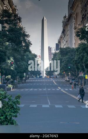 Vista di un viale e dell'iconico obelisco di Buenos Aires, Argentina Foto Stock