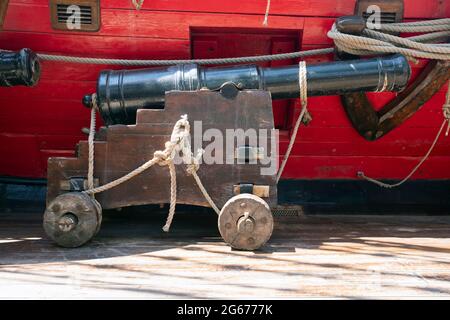 Frigate Shtandart, antica replica di pistola da 3 libbre al ponte delle armi Foto Stock