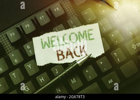 Scrittura visualizzazione testo Bentornato. Internet concetto caldo saluti arrivato Ripeti volentieri accettato soddisfatto creazione di Riviste online, digitando nuovo Foto Stock