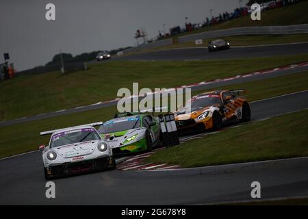 Oulton Park, Cheshire, Regno Unito. 03 luglio 2021. Team Hard Racing Porsche 911.1 GT3 Cup ( 34 ) guidato da Richard Marsh/Sam Randon (Pro-Sport) guida Topcats Racing Lamborghini Super Trofeo ( 9 ) guidato da Jensen Lunn/Warren Gilbert e Enduro Racing Mercedes AMG GT4 ( 66 ) Guidato da Morgan Tillbrook/Marcus Clutton (Pro) durante il Campionato GT Cup di Oulton Park, Cheshire, Inghilterra, il 03 luglio 2021. Foto di Jurek Biegus. Credit: Jurek Biegus/Alamy Live News Foto Stock