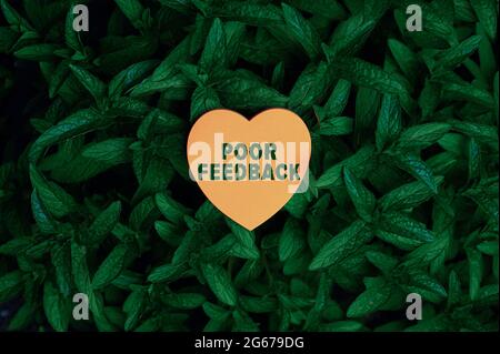 Testo che mostra un feedback insufficiente dell'ispirazione. Valutazione di basso livello del concetto di business fornita al prodotto e al servizio offerto carta a forma di cuore su Foto Stock
