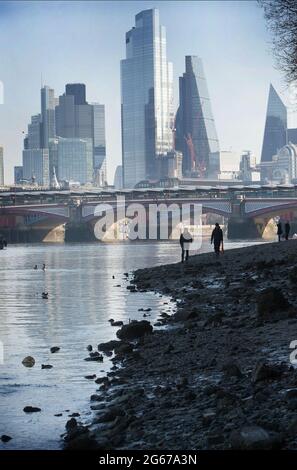 Londra, Regno Unito. 27 Feb 2021. I londinesi camminano o cercano il tesoro sulla riva del fiume come il Tamigi recedes.The rive del fiume gradualmente crescere come il Tamigi raggiunge la bassa marea. Le spiagge ben note ai fangatori e ai beachcomber e visibili solo per un paio d'ore al giorno danno londinesi, oltre un anno in blocco, in qualche luogo diverso da camminare ed esplorare. (Foto di Martin Pope/SOPA Images/Sipa USA) Credit: Sipa USA/Alamy Live News Foto Stock