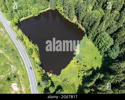 Piccolo lago con strada dall'alto Foto Stock