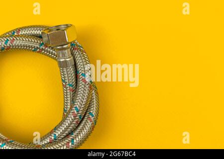 Accessori per tubazioni sullo sfondo piatto giallo con spazio per la copia, tubo dell'acqua sull'officina, vista dall'alto Foto Stock