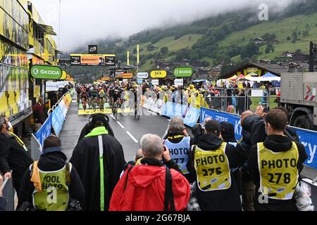 Il gruppo attraversa il traguardo nella fase 8 del Tour de France 2021, Oyonnax a le Grand Bornand. Credito must reas; Pete Goding Credit: Peter Goding/Alamy Live News Foto Stock