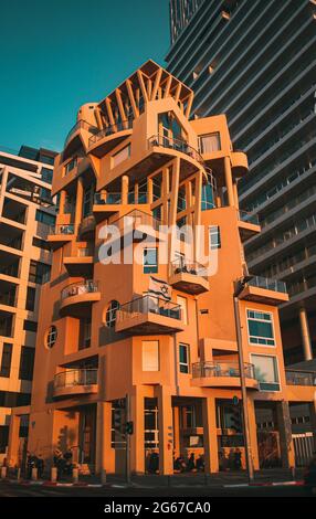 Interessante architettura lungo la Promenade di Tel Aviv Foto Stock