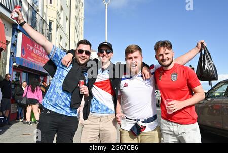 Brighton UK 3 luglio 2021 - Inghilterra tifa a Brighton prima di tonights Campionato europeo quarto finale contro l'Ucraina : Credit Simon Dack / Alamy Live News Foto Stock