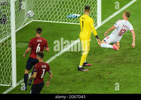 BAKU, AZERBAIJAN - LUGLIO 03: Kasper Dolberg segna il primo gol della Danimarca durante la partita finale del quarto Euro 2020 tra Repubblica Ceca e Danimarca a Baku Olimpiya Stadionu il 3 luglio 2021 a Baku, Azerbaigian. Foto Stock