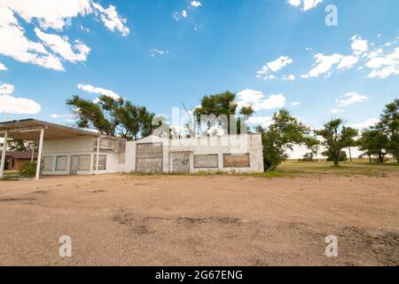 Abbandonato vecchio distributore di benzina e garage vicino a metà strada sulla Route 66 Texas Foto Stock