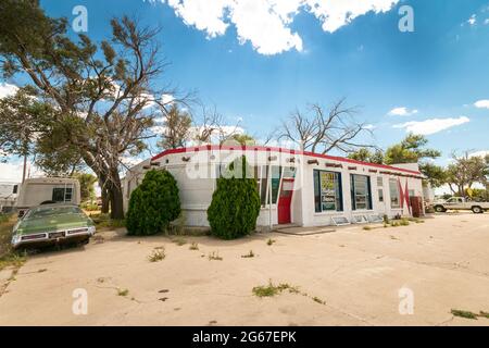 Distributore di benzina vintage Chevron con auto americana classica degli anni '70 sulla Route 66 Texas Foto Stock