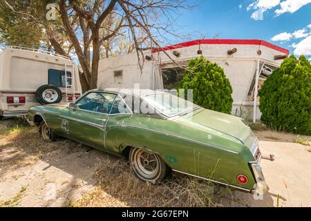 Distributore di benzina vintage Chevron con auto americana classica degli anni '70 sulla Route 66 Texas Foto Stock