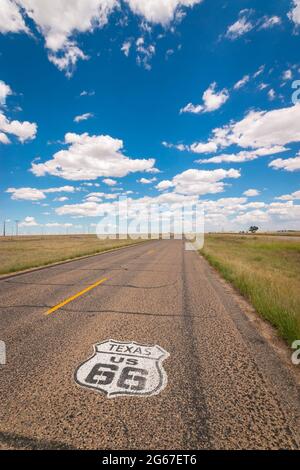 Logo dello scudo verniciato sulla pavimentazione stradale su una storica Route 66 Texas USA vuota Foto Stock