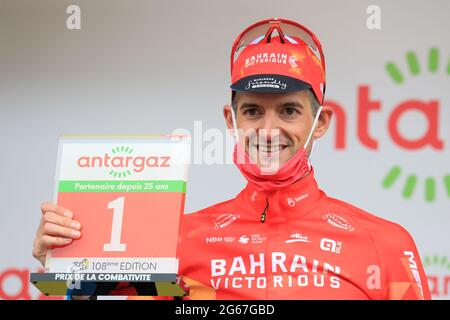 3 luglio 2021; Oyonnax, Auvergne-RH& xf4; ne-Alpes, Francia; TOUR DE FRANCE 2021 UCI Cycling World Tour Stage 8 da Oyonnax a le Grand Bornand; Dylan Teuns Belgium (TBY) sul podio Foto Stock