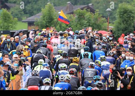 3 luglio 2021; Oyonnax, Auvergne-RH& xf4; ne-Alpes, Francia; TOUR DE FRANCE 2021 UCI Cycling World Tour Stage 8 da Oyonnax a le Grand Bornand; il peloton che sale su una collina Foto Stock