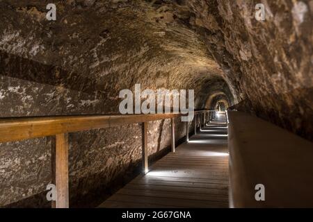 Megido Canaanita e Israelita. Foto di alta qualità da Israele: dungeon e galleria d'acqua sotto la città vecchia di Megido Foto Stock