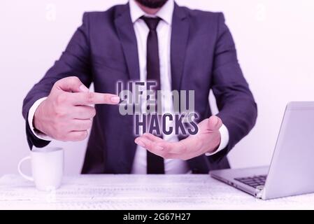 Scrittura con visualizzazione del testo Life Hacks. Strategia o tecnica di panoramica aziendale adottata per gestire in modo efficiente le attività di Remote Office Work Online Foto Stock