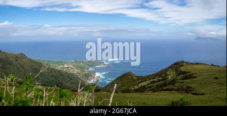 Panorama del paesaggio dell'Isola di Flores con il villaggio di Ponta Delgada e l'Isola di Corvo attraverso il canale Foto Stock