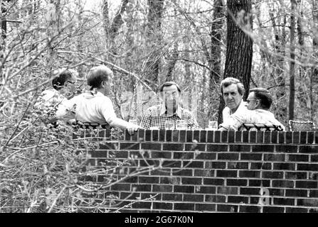 Il presidente degli Stati Uniti Jimmy carter, seconda a sinistra, incontra, da sinistra a destra: Il segretario AMERICANO alla difesa Harold Brown; il vice segretario di Stato americano Warren Christopher; Muskie, Segretario DI Stato AMERICANO designato Edmund S. e Consulente per la sicurezza nazionale statunitense Dr. Zbigniew Brzezinski, durante un pranzo di lavoro a Camp David, il ritiro presidenziale vicino Thurmont, Maryland sabato 3 maggio 1980.(Foto di Mary Anne Fackelman/Casa Bianca via CNP/Sipa USA) Credit: Sipa USA/Alamy Live News Foto Stock