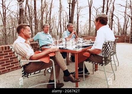 Il presidente degli Stati Uniti Jimmy carter, seconda a sinistra, incontra, da sinistra a destra: DR. Zbigniew Brzezinski, consulente PER la sicurezza nazionale DEGLI STATI UNITI; Harold Brown, segretario alla difesa degli Stati Uniti; Muskie durante un pranzo di lavoro a Camp David, il ritiro presidenziale vicino a Thurmont, Maryland, sabato 3 maggio 1980.(Foto di Karl H. Schumacher/Casa Bianca via CNP/Sipa USA) Credit: Sipa USA/Alamy Live News Foto Stock