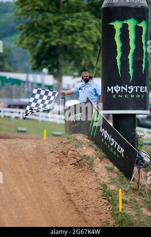 Maggiora / Novara - Italia, 03 luglio 2021, bandiera bianca e nera durante i Campionati del mondo di motocross FIM MX125 2021, il 3 luglio 2021 a Maggiora, Italia - Foto Nderim Kaceli / Alamy Live News Foto Stock