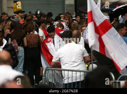 Londra, Inghilterra, Regno Unito. 3 luglio 2021. I tifosi inglesi si riuniscono nel West End in vista della partita contro l'Ucraina nella finale del trimestre Euro 2020. Credit: Tayfun Salci/ZUMA Wire/Alamy Live News Foto Stock