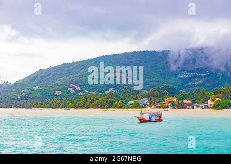 Gita a Koh Samui e vista panoramica della spiaggia in giornata nuvolosa e piovosa. Foto Stock