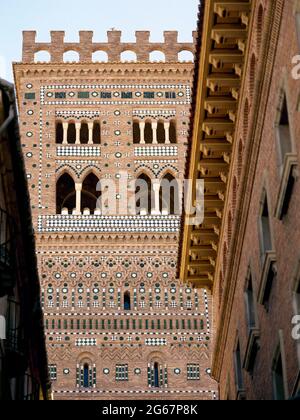 Spagna, Aragón, Teruel. Torre di El Salvador. Costruito in stile Mudéjar tra il secondo e il terzo decennio del XIV secolo, con decorazione piastrella, è stato ricostruito nel 1677 dopo il crollo. Patrimonio dell'umanità. Foto Stock