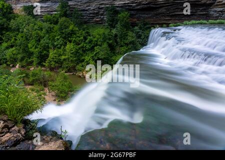 Una delle cascate del Burgess Falls state Park nel Tennessee con numerose cascate sul fiume Falling Water Foto Stock
