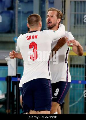 ROMA, ITALIA - LUGLIO 03: Harry Kane d'Inghilterra festeggia con i suoi compagni di squadra Raheem Sterling e Luke Shaw dopo aver fatto il suo gol, durante il Campionato UEFA Euro 2020 Quarterfinal match tra Ucraina e Inghilterra allo Stadio Olimpico il 03 luglio 2021 a Roma, Italia. (Foto di MB Media/BPA) Foto Stock