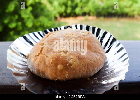 Delizioso popolare spuntino indiano per il tempo del tè o piatto per la colazione dal Kachori fritto in profondità. Vista dall'alto Kachodi snack servedon tavolo Foto Stock