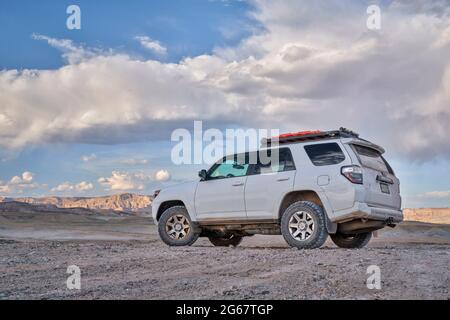 Green River, UT , USA - 18 maggio 2021: Toyota 4Runner SUV (modello 2016 Trail) nel paesaggio desertico vicino a Crystal Geyser. Foto Stock