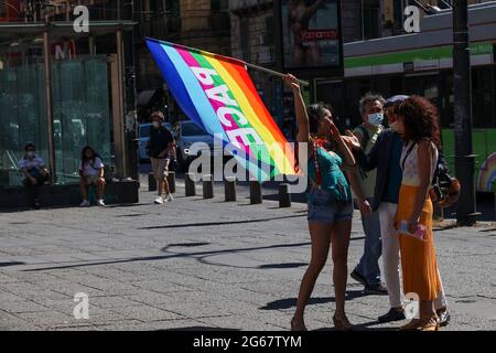 napoli, Campania, ITALIA. 2 luglio 2021. 07/03/2021 Napoli, Piazza Dante Alighieri questo pomeriggio si è celebrata la sfilata annuale del pryde gay 2021 in migliaia riuniti nella famosa piazza per ricordare i diritti degli omosessuali Credit: Fabio Sasso/ZUMA Wire/Alamy Live News Foto Stock