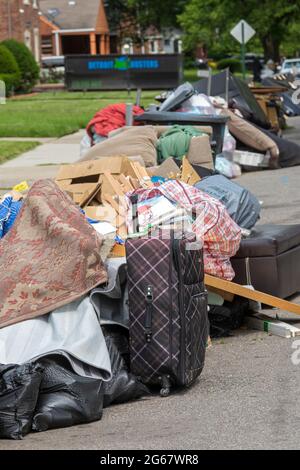 Detroit, Michigan - sette pollici di pioggia hanno causato gravi inondazioni in molti quartieri di Detroit. Una settimana più tardi, le strade erano fiancheggiate da oggetti di tendenza Foto Stock