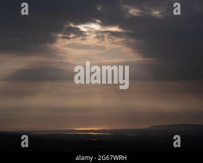 Vista da Codden Hill, Bishop's Tawton, North Devon. Tramonto con raggi sul canale di Bristol. Foto Stock