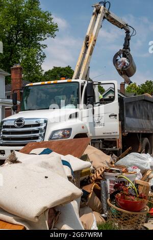 Detroit, Michigan - sette pollici di pioggia hanno causato gravi inondazioni in molti quartieri di Detroit. Una settimana dopo, i lavoratori della città stavano raccogliendo la soia appartengono Foto Stock