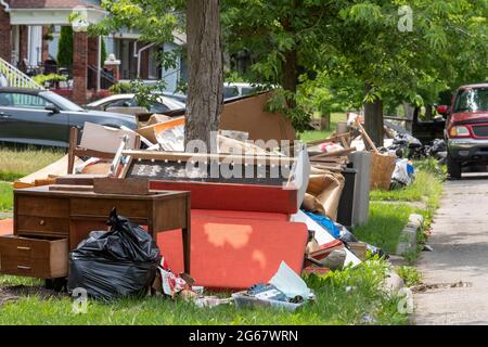 Detroit, Michigan - sette pollici di pioggia hanno causato gravi inondazioni in molti quartieri di Detroit. Una settimana più tardi, le strade erano fiancheggiate da oggetti di tendenza Foto Stock