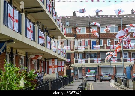 Bermondsey, Londra, Inghilterra. 3 luglio 2021. Centinaia di bandiere d'Inghilterra alla Kirby Estate di Londra a sostegno dell'Inghilterra che gioca nella UEFA EURO 2020. Credit: Jessica Girvan/Alamy Live News Foto Stock