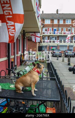 Bermondsey, Londra, Inghilterra. 3 luglio 2021. Centinaia di bandiere d'Inghilterra alla Kirby Estate di Londra a sostegno dell'Inghilterra che gioca nella UEFA EURO 2020. Credit: Jessica Girvan/Alamy Live News Foto Stock