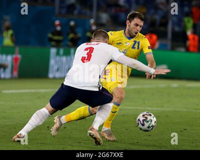 ROMA, ITALIA - LUGLIO 03: Oleksandr Karavajev dell'Ucraino compete per la palla con Luke Shaw d'Inghilterra, durante il Campionato UEFA Euro 2020 Quarterfinal match tra Ucraino e Inghilterra allo Stadio Olimpico il 03 luglio 2021 a Roma, Italia. (Foto di MB Media/BPA) Foto Stock