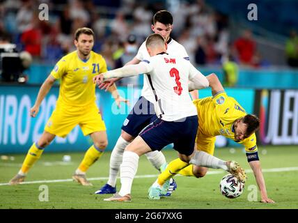 ROMA, ITALIA - LUGLIO 03: Andrij Jarmolenko dell'Ucraino compete per la palla con Luke Shaw d'Inghilterra, durante il Campionato UEFA Euro 2020 Quarterfinal match tra Ucraino e Inghilterra allo Stadio Olimpico il 03 luglio 2021 a Roma, Italia. (Foto di MB Media/BPA) Foto Stock